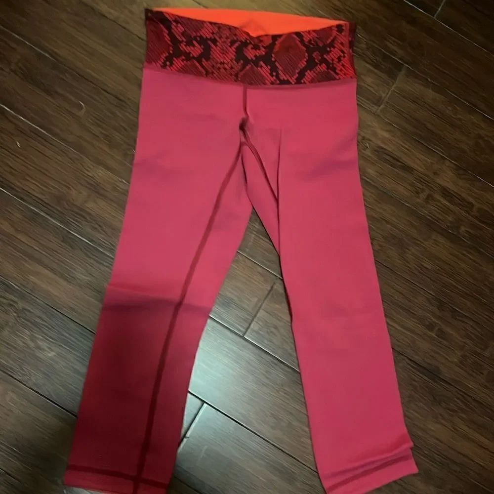 Cropped Lululemon Leggings - NEVER WORN - Size 4 REVERSIBLE Orange / Red